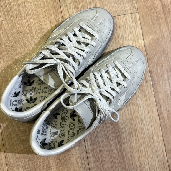 Sneaker - Picture 2 of 2